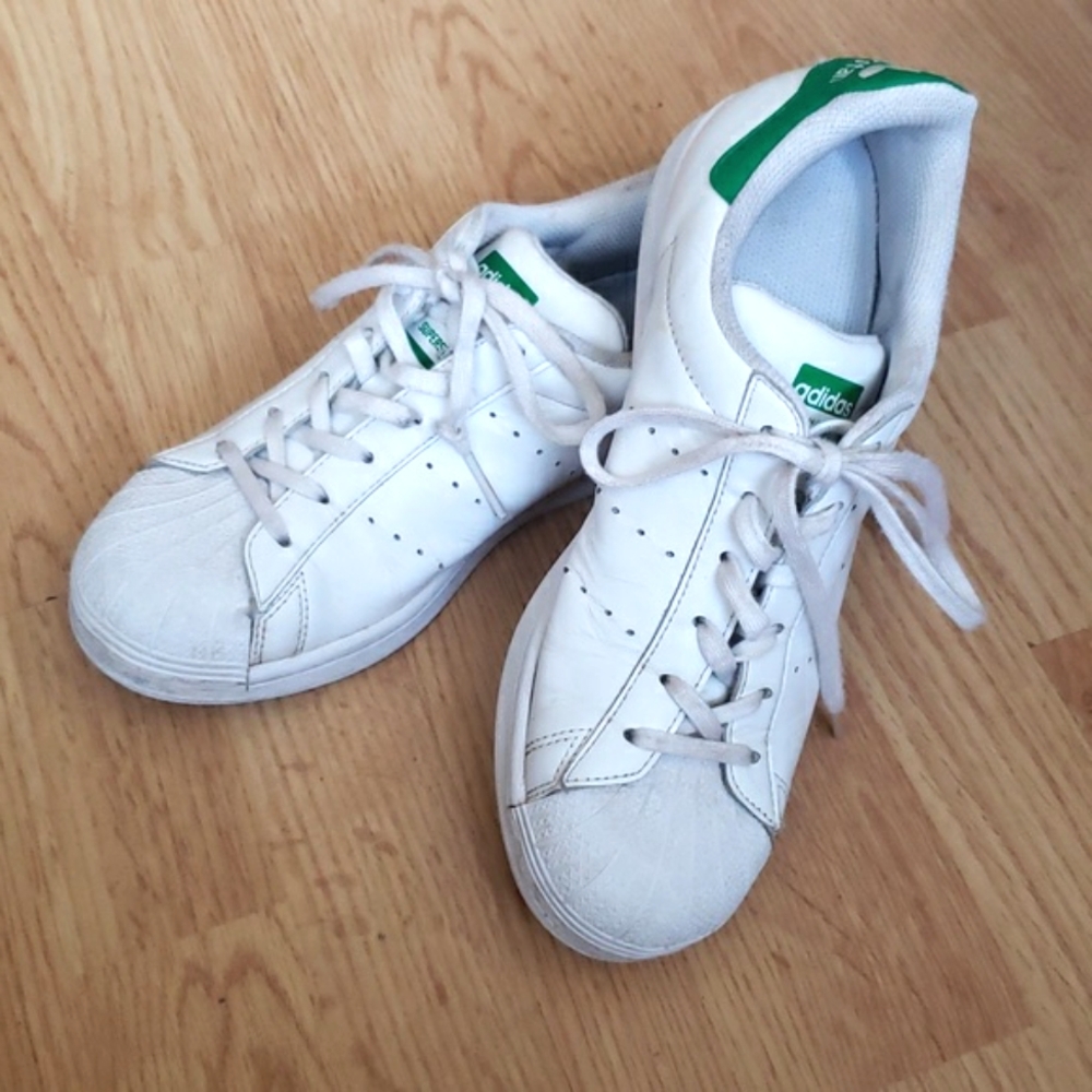 Adidas Superstan size 6 Men's / 7 Women's